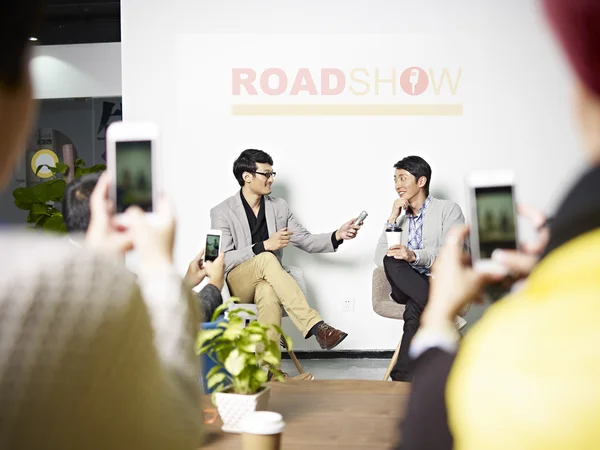 Jovem asiático empresário sendo entrevistado durante roadshow — Fotografia de Stock