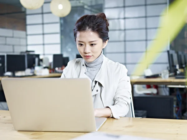 Jeune asiatique entreprise femme de travail dans bureau — Photo