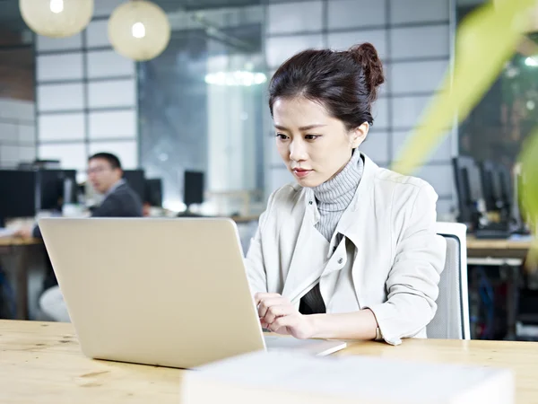 Young asian businesswoman working in office — Stock Photo, Image