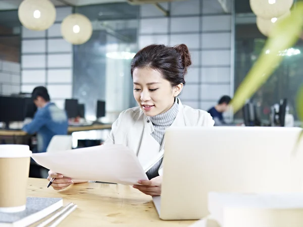 Mladá asijská obchodní žena pracující v kanceláři — Stock fotografie