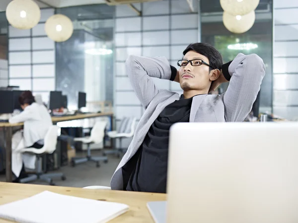 Joven asiático negocios ejecutivo pensamiento en oficina —  Fotos de Stock