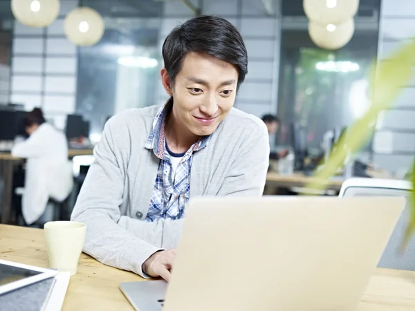 Wykonawczy młodych azjatycki biznes praca w biurze — Zdjęcie stockowe