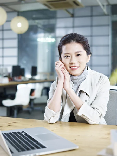 Retrato de una joven mujer de negocios asiática —  Fotos de Stock