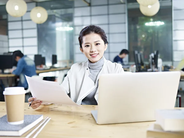 Joven asiático mujer de negocios trabajo en oficina —  Fotos de Stock