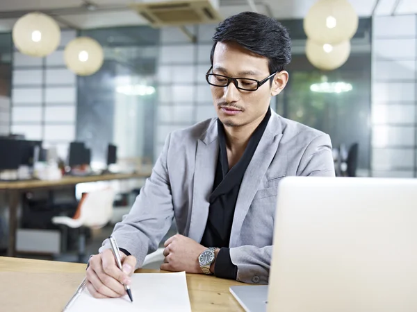 Aziatische zakenman aan het werk in kantoor — Stockfoto