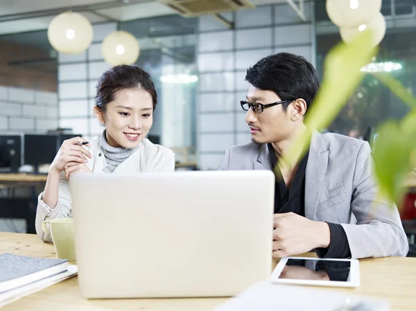 Asiatische Geschäftsmann und Frau arbeiten zusammen in Büro — Stockfoto