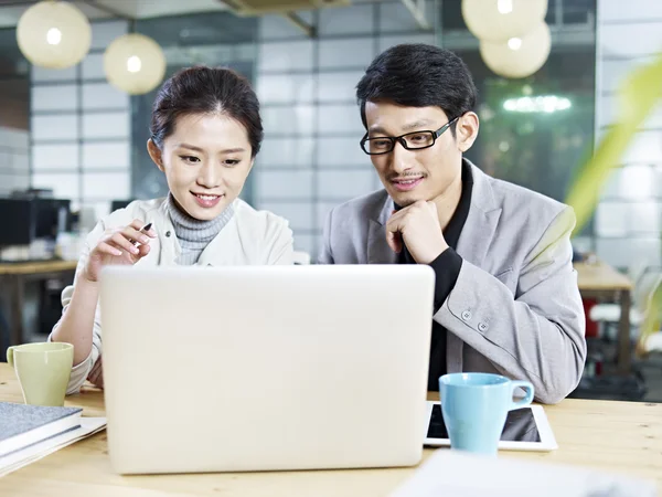 Aziatische business man en vrouw samen te werken in office — Stockfoto
