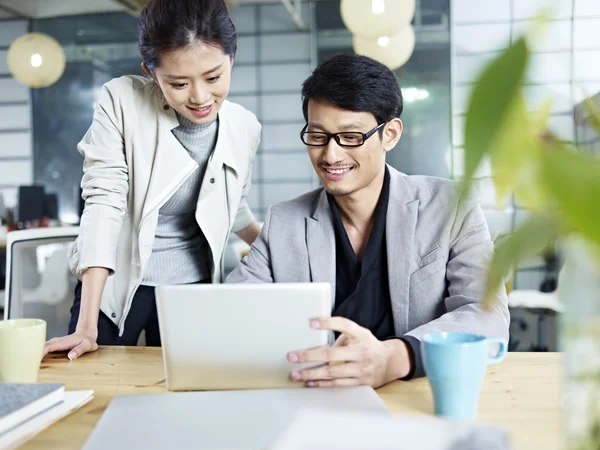 Asiatiska affärsman och kvinna som arbetar tillsammans i office — Stockfoto