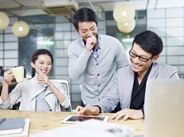 ofiste çalışan genç Asyalı girişimciler