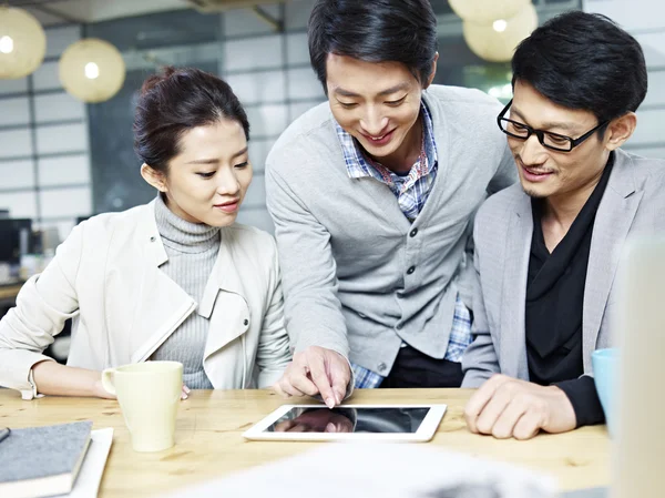 Jonge Aziatische business team werkzaam in kantoor — Stockfoto
