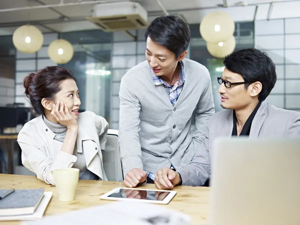 Unga asiatiska företagare diskuterar affärer i office — Stockfoto