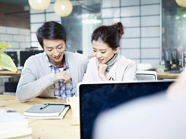 Young business man and woman working together in office — Stock Photo, Image