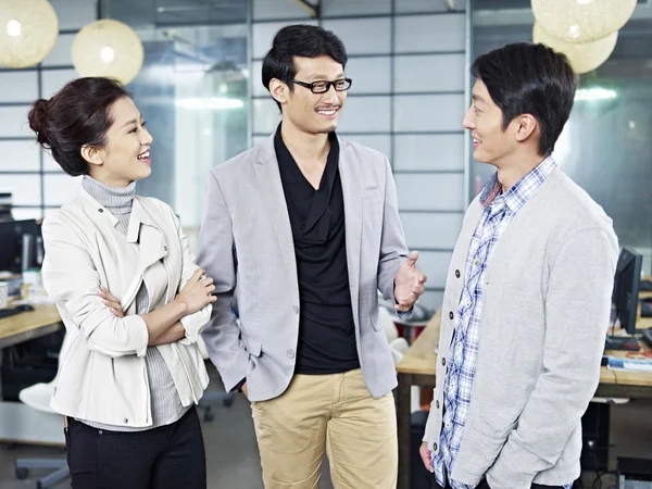Ofiste konuşmak genç Asya iş adamları
