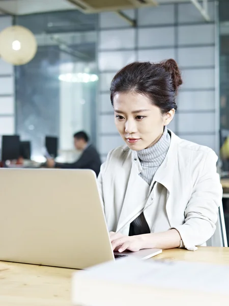 Ung asiatisk affärskvinna som arbetar på kontoret — Stockfoto