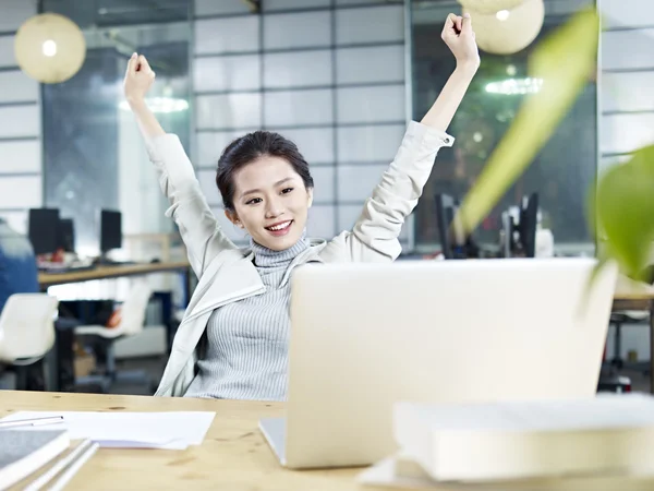 Joven asiático negocios mujer celebrando en oficina — Foto de Stock