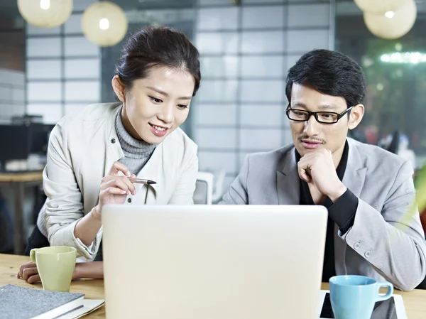 Azjatyccy przedsiębiorcy współpracujący w biurze — Zdjęcie stockowe