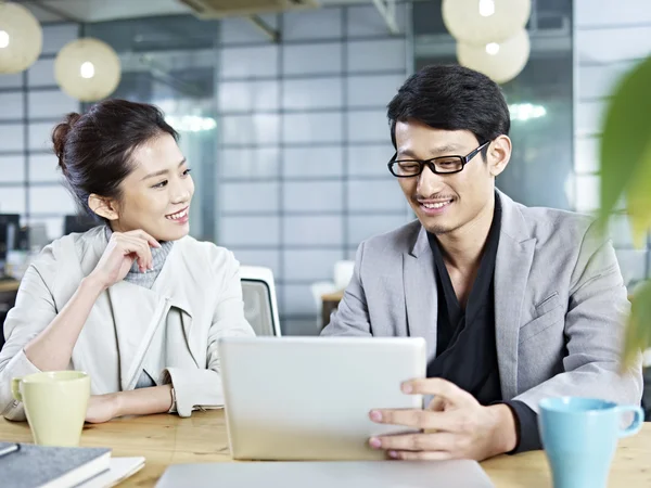 Aziatische zakenmensen werken samen in het kantoor — Stockfoto