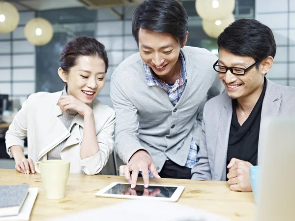 Asiatici uomini d'affari lavorano insieme in ufficio — Foto Stock