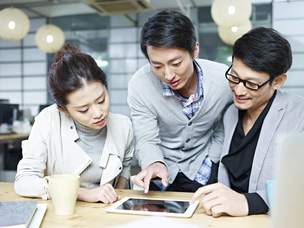 Asiatici uomini d'affari lavorano insieme in ufficio — Foto Stock