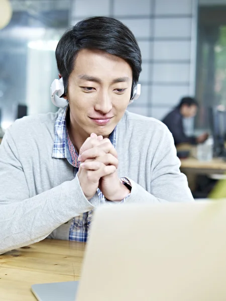 Ung asiatisk affärsman som arbetar på kontoret — Stockfoto