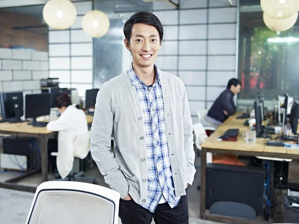Porträt eines jungen asiatischen Unternehmers — Stockfoto