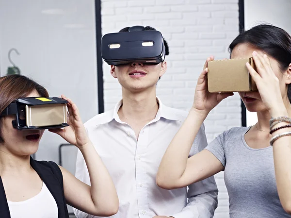 Jovem asiático pessoas tentando virtual realidade óculos — Fotografia de Stock