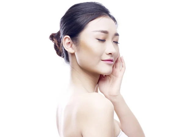 Studio portrait of young asian woman — Stock Photo, Image