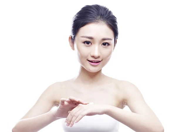 Joven asiático mujer aplicación crema — Foto de Stock