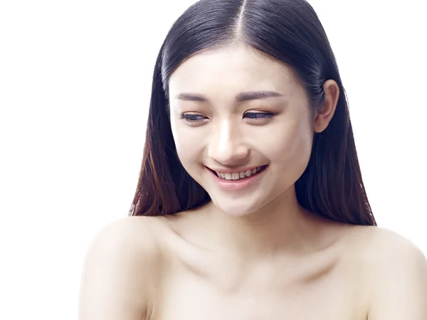 Retrato de un sonriente joven asiático mujer — Foto de Stock