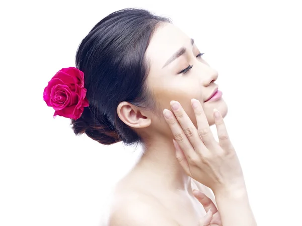 Portrait of a young and beautiful asian woman — Stock Photo, Image