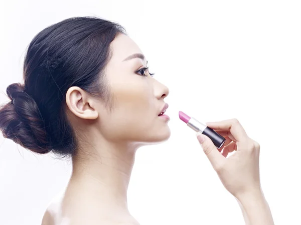 립스틱을 적용 하는 젊고 아름 다운 아시아 모델 — 스톡 사진