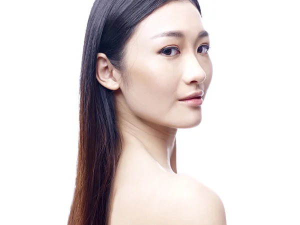 Retrato de una joven asiática — Foto de Stock