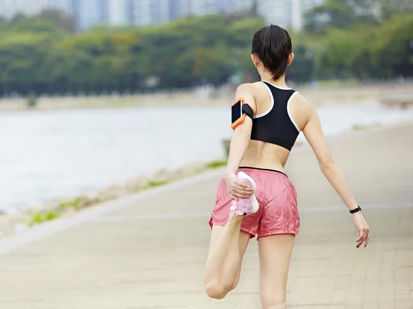 Vista posteriore di un corridore donna — Foto Stock