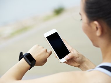 kadının cep telefonu ve fitness izci ile