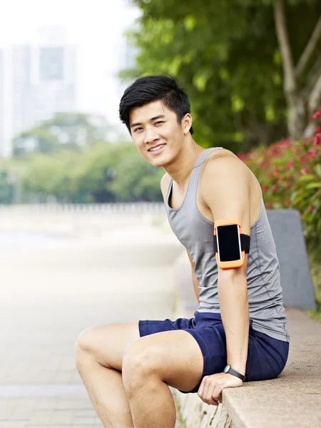 Unga asiatiska jogger tar en paus — Stockfoto