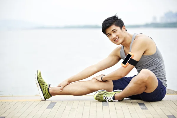 Jovem asiático homem exercitando ao ar livre — Fotografia de Stock