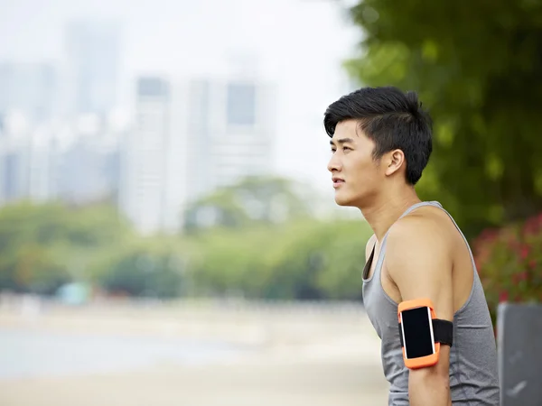 Jovem asiático corredor tomando um intervalo — Fotografia de Stock