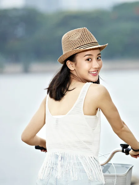 Молода азіатська дівчина їде на велосипеді — стокове фото