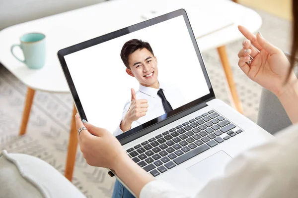 Fiatal Ázsiai Üzletasszony Dolgozik Otthon Találkozó Kollégával Online Videohívás Segítségével — Stock Fotó