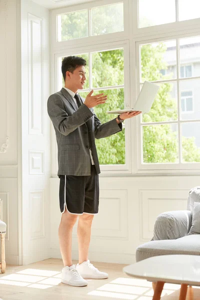 Ung Asiatisk Affärsman Bär Kostym Och Shorts Arbetar Hemifrån Möte — Stockfoto