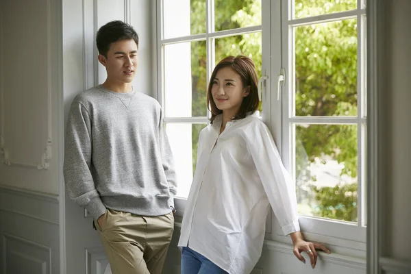 Jeune Asiatique Couple Debout Par Fenêtre Parler Bavarder Pendant Séjour — Photo