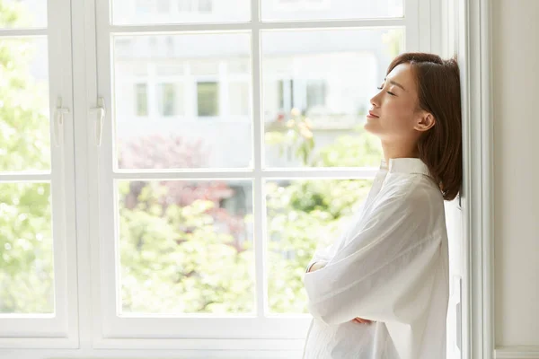 아름다운 아시아 여인이 벌리고 옆에서 — 스톡 사진