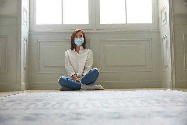 Junge Asiatin Quarantäne Hause Mit Gesichtsmaske Auf Dem Boden Sitzend — Stockfoto