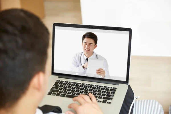 Jovem Asiático Homem Ficar Casa Consultoria Cuidados Primários Médico Online — Fotografia de Stock