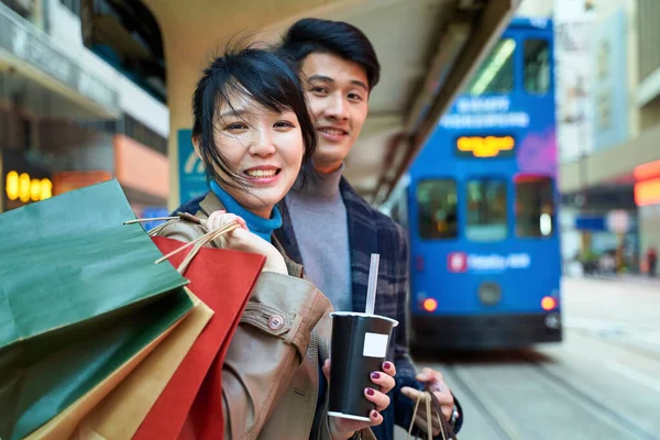 Happy Young Asian Couple Waiting Bus Modern City Shopping Bags — Stock Photo, Image