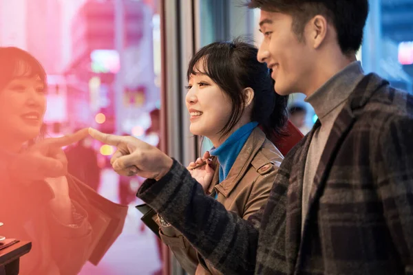 Liefdevolle Jong Aziatisch Paar Kijken Naar Etalage Praten Gelukkig Glimlachen — Stockfoto