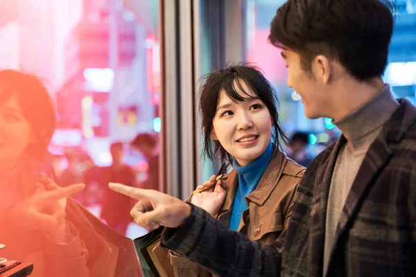 Liefdevolle Jong Aziatisch Paar Kijken Naar Etalage Praten Gelukkig Glimlachen — Stockfoto