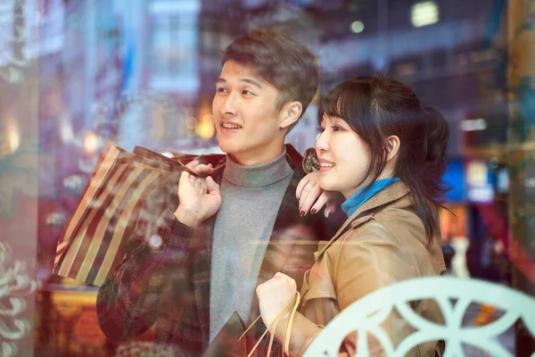 Glückliches Junges Asiatisches Paar Blickt Moderne Stadt Ins Schaufenster — Stockfoto