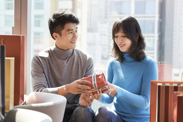 Asiatischer Mann Schenkt Junger Frau Ein Weihnachts Oder Geburtstagsgeschenk — Stockfoto