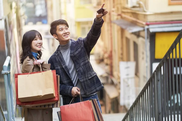 幸せな若いアジア人のカップルが買い物に行くと — ストック写真